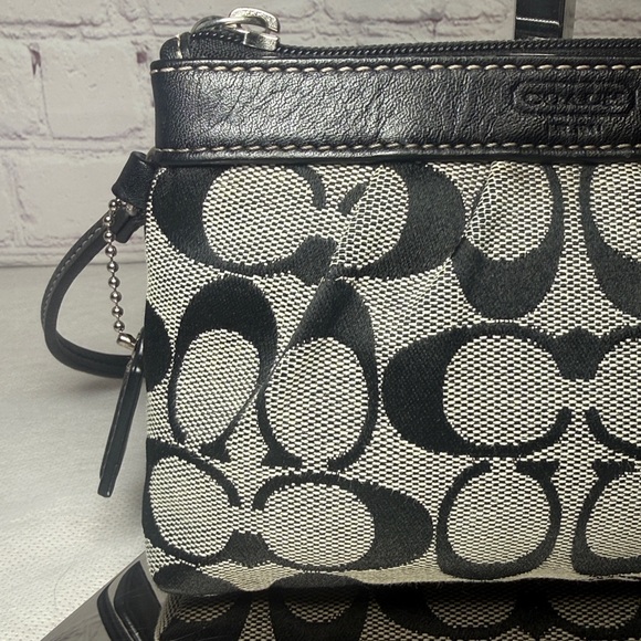 Coach Signature C’s Monochrome Pleated Wristlet Silver HDWRE w/Leather Hangtag - Picture 3 of 13